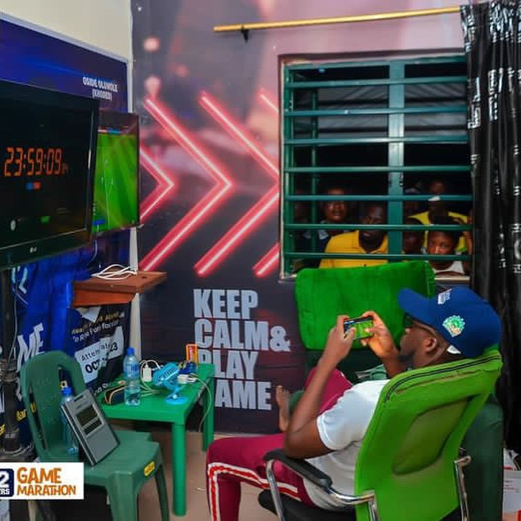 Anh nhận được chứng chỉ do Kỷ lục Guinness Thế giới cấp, chính thức công nhận kỷ lục chơi game marathon mới.