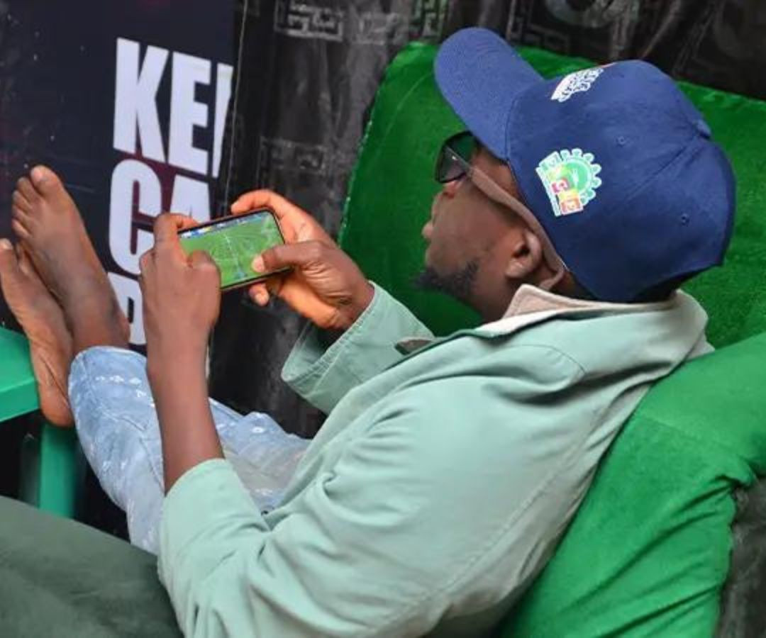 Anh sử dụng iPhone kết nối với màn hình TV để chơi game và lập kỷ lục thế giới.