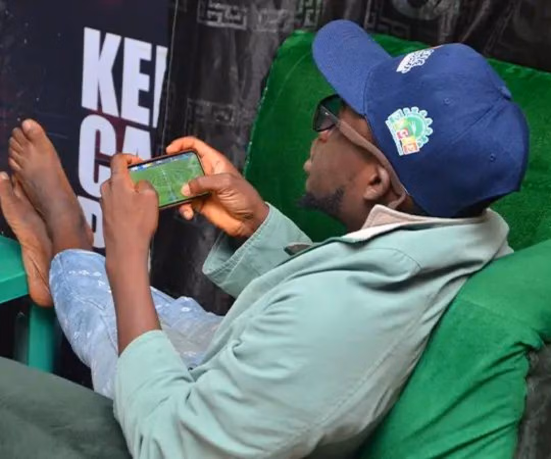 Anh sử dụng iPhone kết nối với màn hình TV để chơi game và lập kỷ lục thế giới.