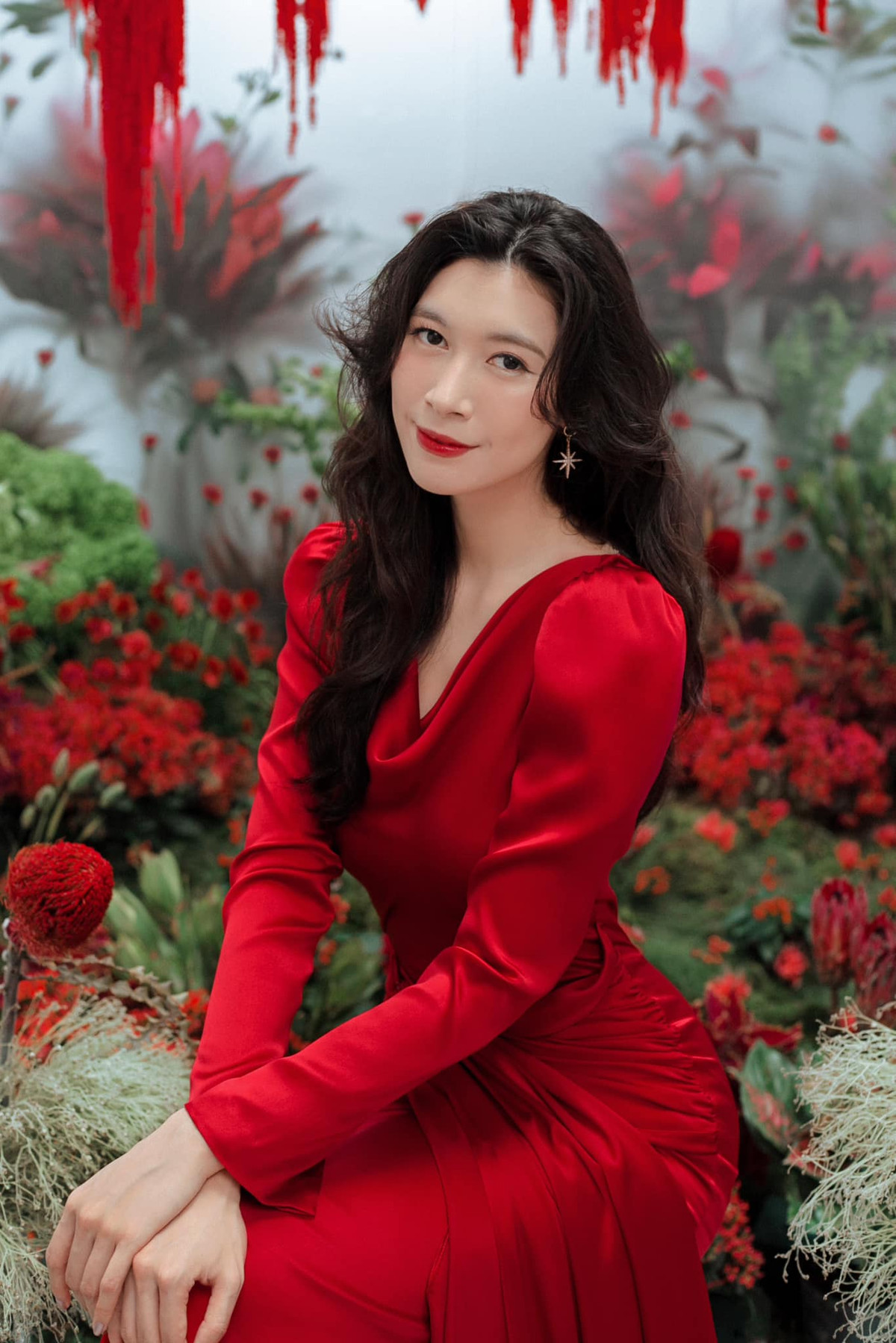 Ái nữ 9X cũng đang sở hữu hơn 9,5 triệu cổ phiếu, tương đương 4.985% cổ phần của tập đoàn. Vị trí của cô trong đế chế Alphanam tương đương với anh trai là ông Nguyễn Minh Nhật (sinh năm 1988).