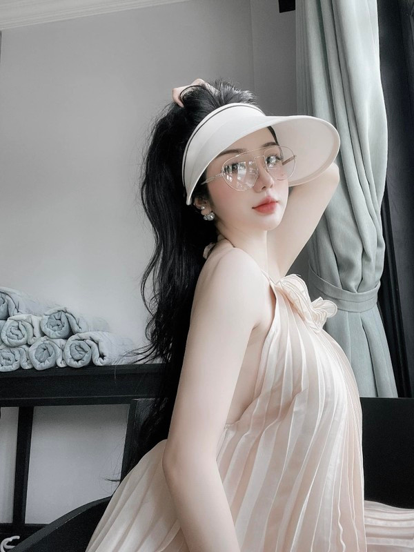 Cô nàng gây ấn tượng bởi gương mặt xinh đẹp như búp bê cùng số đo ba cực chuẩn là 92-61-97cm.