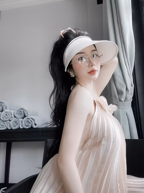 Cô nàng gây ấn tượng bởi gương mặt xinh đẹp như búp bê cùng số đo ba cực chuẩn là 92-61-97cm.