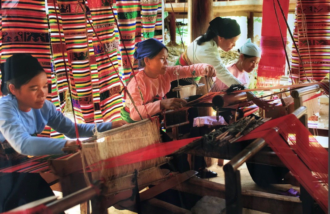 Đồng bào người Thái dệt vải thổ cẩm. Ảnh: Hải Dương