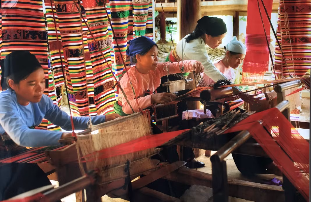 Đồng bào người Thái dệt vải thổ cẩm. Ảnh: Hải Dương