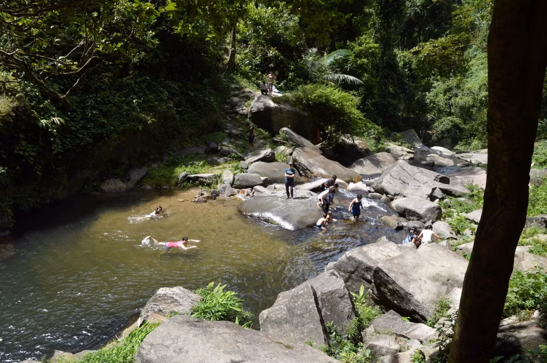 Du khách tắm suối. Ảnh: Hải Dương
