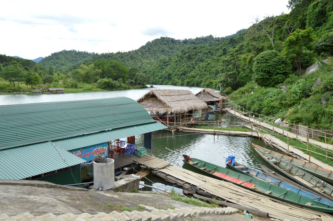 Nhà hàng nổi trên sông Giăng phục vụ du khách ăn uống. Ảnh: Hải Dương