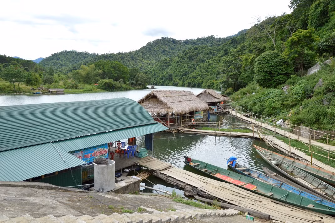 Nhà hàng nổi trên sông Giăng phục vụ du khách ăn uống. Ảnh: Hải Dương