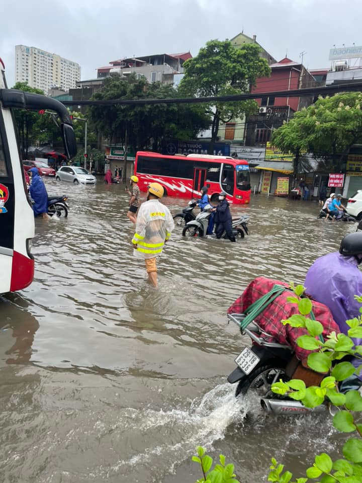 Nhân viên của đơn vị thoát nước cùng lực lượng cảnh sát giao thông túc trực phân luồng, đảm bảo an toàn giao thông. (Ảnh: Facebook)