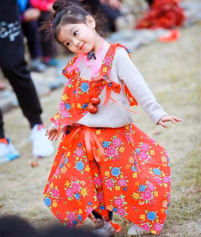 Sau khi gây ấn tượng ở chương trình và giành được giải thưởng "Em bé dễ thương của năm" tại Lễ hội Youku 2016, cô bé Thôi Nhã Hàm khi đó mới 4 tuổi chính thức bước chân vào làng giải trí.