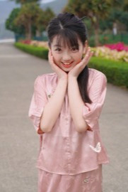 Nhiều khán giả từng biết đến Thôi Nhã Hàm qua "Bố ơi mình đi đâu thế" đã để lại lời khen ngợi. Hầu hết đều cho rằng cô bé vẫn giữ được nét bầu bĩnh, đáng yêu, lanh lợi và tự tin như lúc tham gia show cách đây 8 năm. Ảnh sử dụng trong bài: Weibo nhân vật