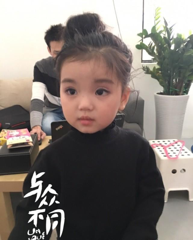 Hàng loạt hợp đồng lớn đến liên tục với Thôi Nhã Hàm, từ các kịch bản phim truyền hình đến lời mời xuất hiện trong MV của ngôi sao đình đám Thành Long. Được biết, thời điểm đó, thu nhập mỗi năm của cô bé đã lên đến hàng triệu nhân dân tệ (tương đương hàng tỉ VNĐ).