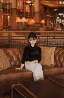 Lịch trình không còn quá bận rộn như trước đây, nhưng Thôi Nhã Hàm vẫn kiên trì theo đuổi nghệ thuật song song với cuộc sống học sinh của mình.