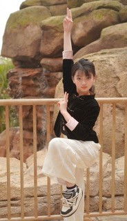 Giữa tháng 7 vừa qua, hình ảnh người qua đường tình cờ bắt gặp Thôi Nhã Hàm tham gia ghi hình một chương trình bất ngờ gây sốt trên mạng xã hội.