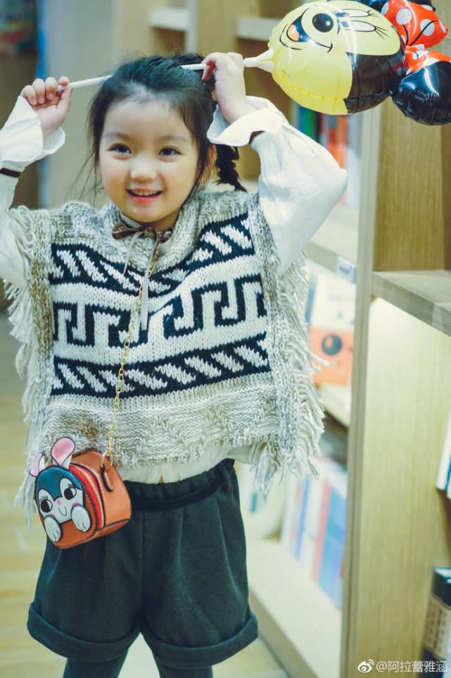 Trong những hình ảnh được chia sẻ lên mạng xã hội thời gian gần đây, Thôi Nhã Hàm đã quay trở về cuộc sống như những học sinh bình thường khác. Cô bé đăng tải những hình ảnh đời thường hồn nhiên đúng lứa tuổi, cắp sách đến trường, đùa vui ở nhà và cũng phải đau đầu vì đống bài tập.