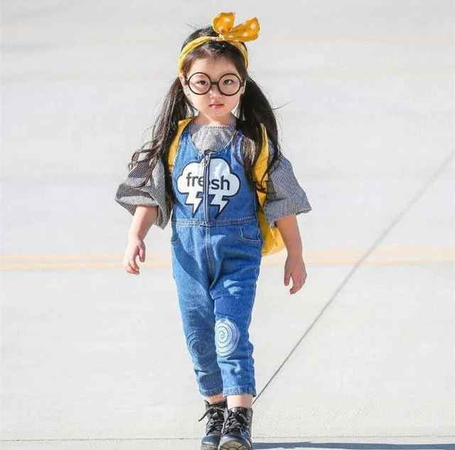 Từ trước khi tham gia "Bố ơi mình đi đâu thế", Thôi Nhã Hàm đã là một mẫu nhí và tự tin bước lên sàn catwalk.