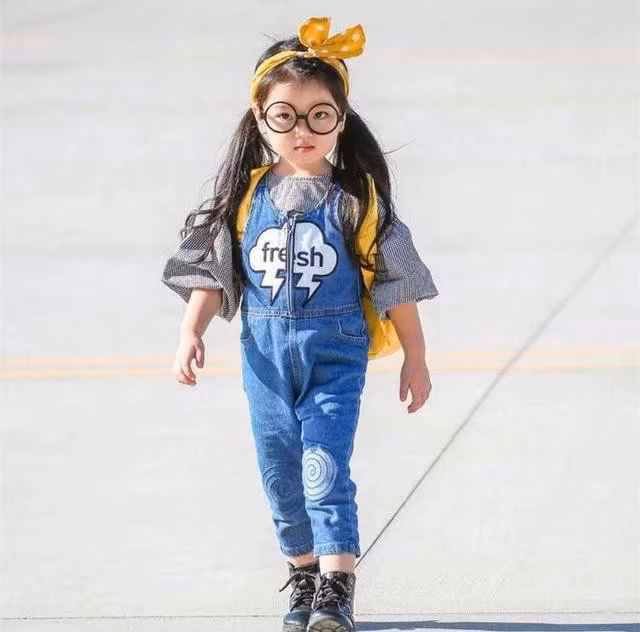 Từ trước khi tham gia "Bố ơi mình đi đâu thế", Thôi Nhã Hàm đã là một mẫu nhí và tự tin bước lên sàn catwalk.