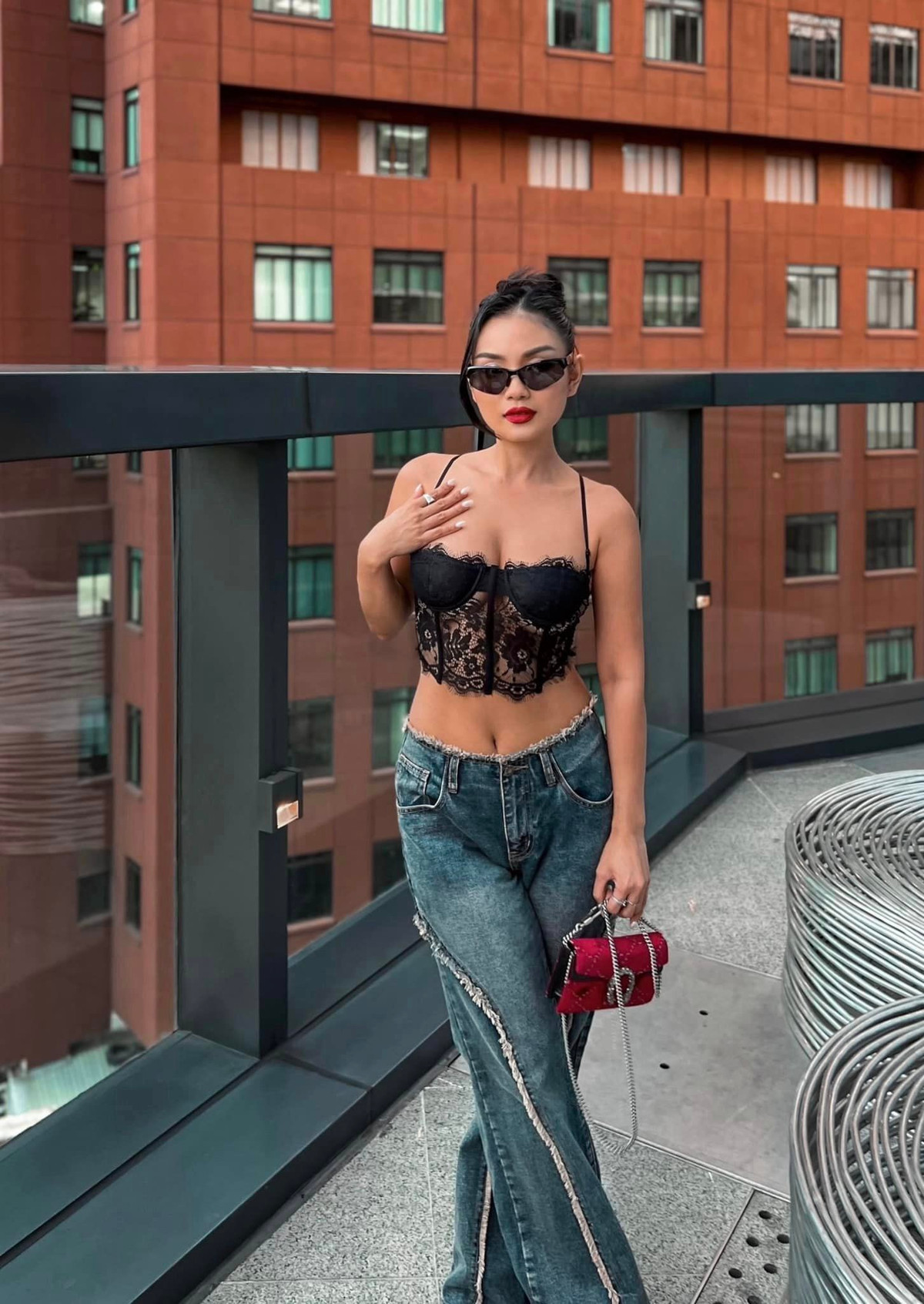 Cô nàng sở hữu làn da ngăm đặc trưng cùng vóc dáng cực chuẩn chỉnh.