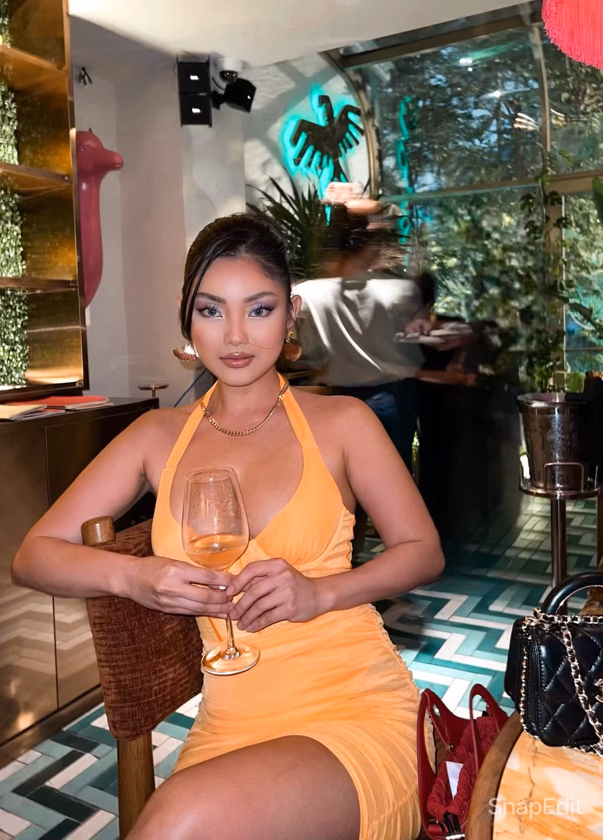 Dù không hoạt động trong showbiz nhưng tài khoản Facebook cá nhân của cô nàng sinh năm 1992 này vẫn có tới gần 100.000 lượt theo dõi.