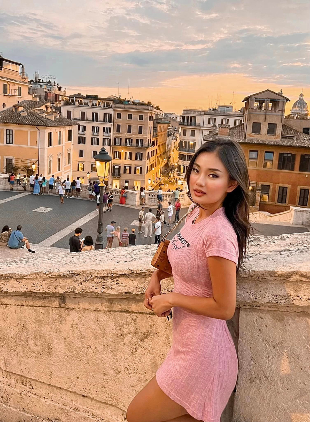 Cô nàng theo đuổi phong cách gợi cảm. Chính vì thế, cô thường diện những trang phục sexy.