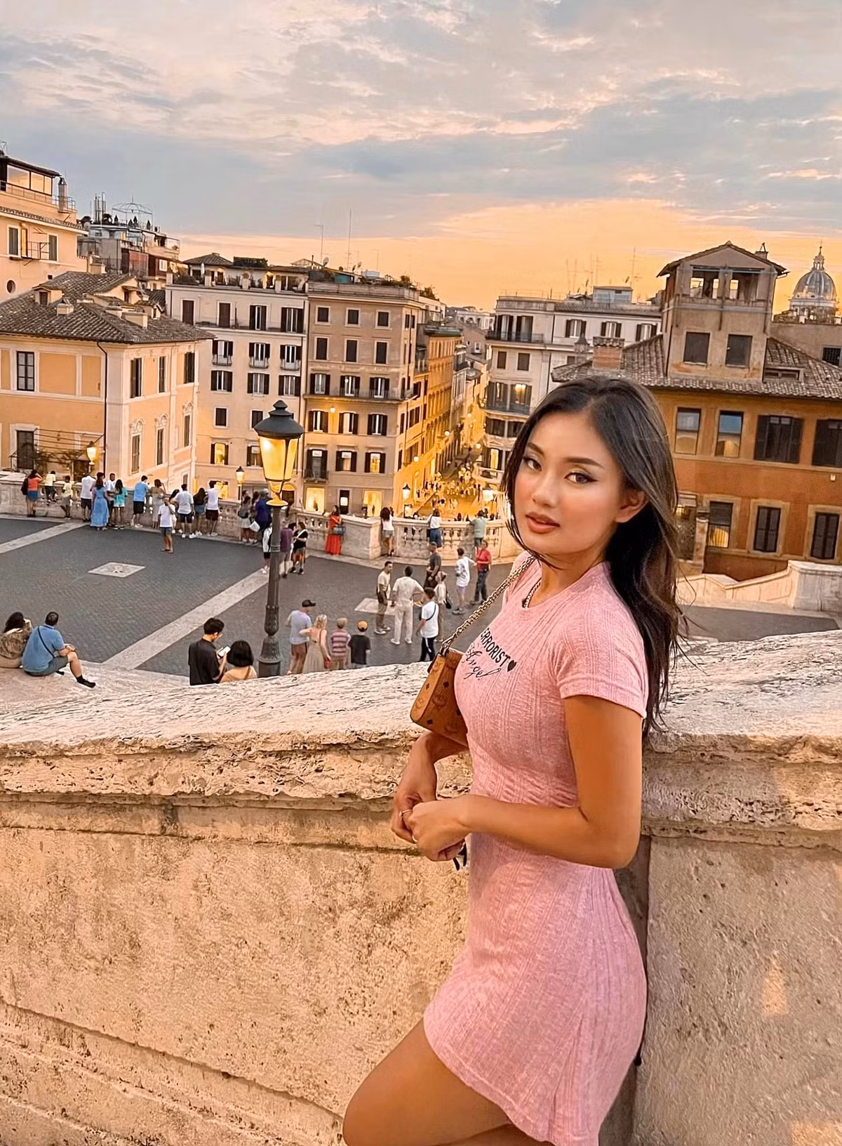 Cô nàng theo đuổi phong cách gợi cảm. Chính vì thế, cô thường diện những trang phục sexy.