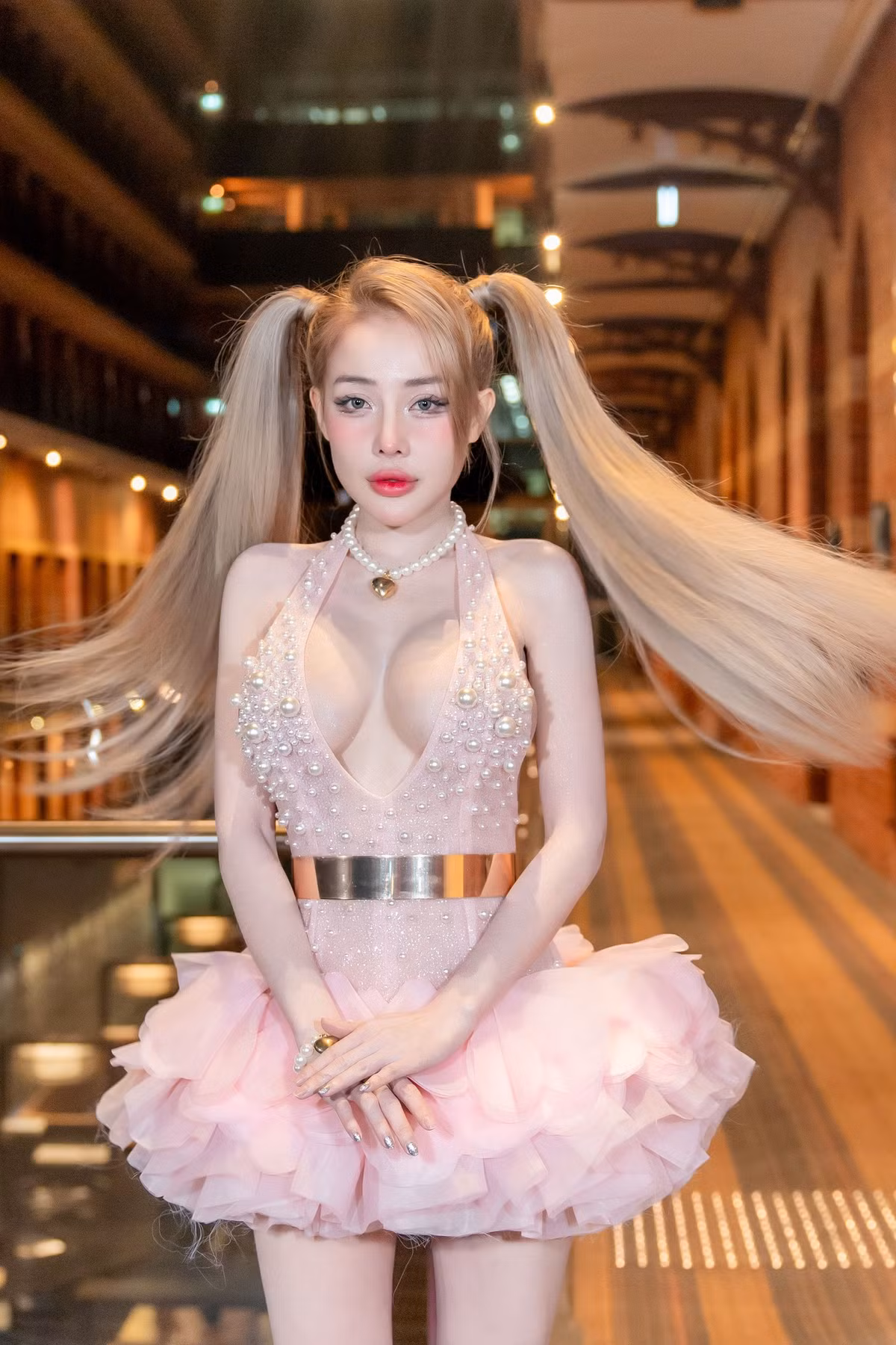 Ngân 98 liên tục vướng vào các scandal, cô từng đanh thép đáp trả khi bị dư luận bàn tán về cách ăn mặc lố lăng. Ảnh: FBNV