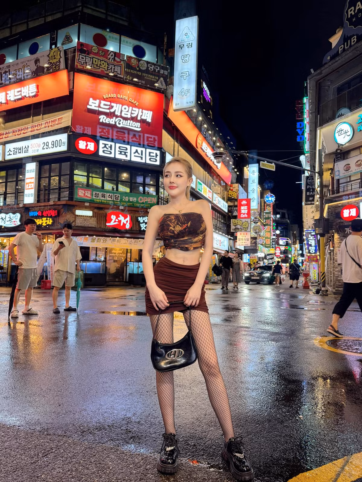 Trước đó, trong một bài phỏng vấn, Lương Bằng Quang và Ngân 98 đã có những trải lòng về một tờ đơn cam kết, một đám cưới để khẳng định tình yêu.