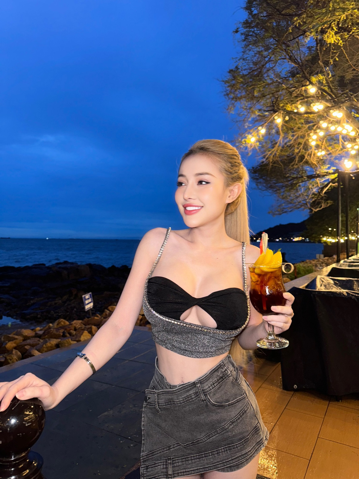 Ngân 98 tên thật là Võ Thị Ngọc Ngân chính là một trong số các hot girl mang nhiều tai tiếng, thị phi nhất tại Việt Nam.