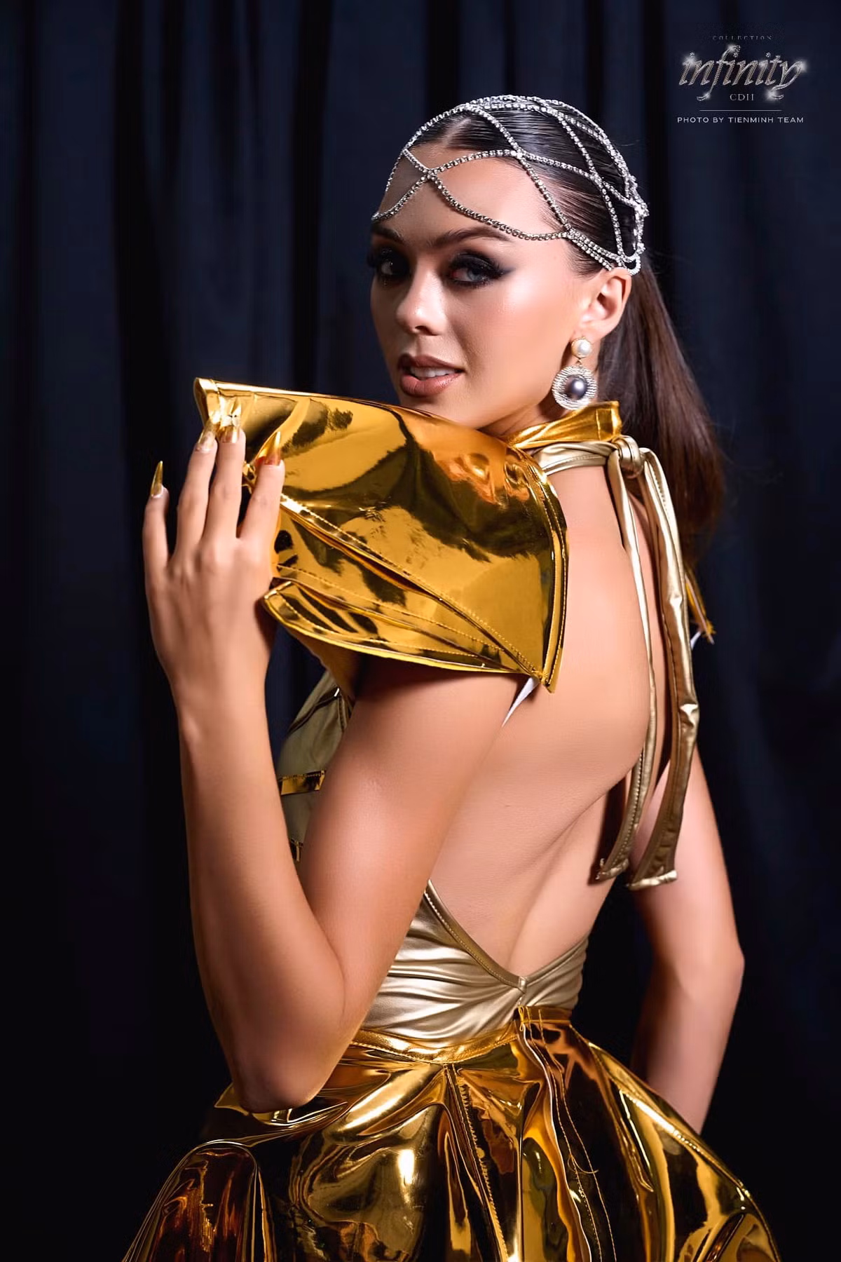 Do đặc thù công việc nên Bùi Tiến Dũng thường xuyên xa nhà. Vì vậy, mọi chuyện chăm lo cho con trai và vun vén gia đình đều một tay nàng mẫu tây sinh năm 2000 lo liệu.