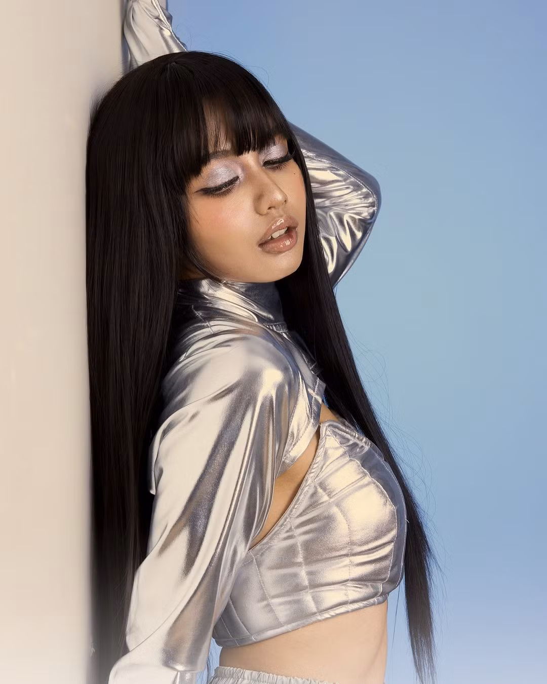 Sau khi nổi tiếng, cô nàng đã được một số nhãn hàng mời chụp ảnh, làm mẫu với tạo hình giống hệt Lisa. Nhiều người thậm chí còn lầm tưởng đây là nữ thần tượng Kpop.