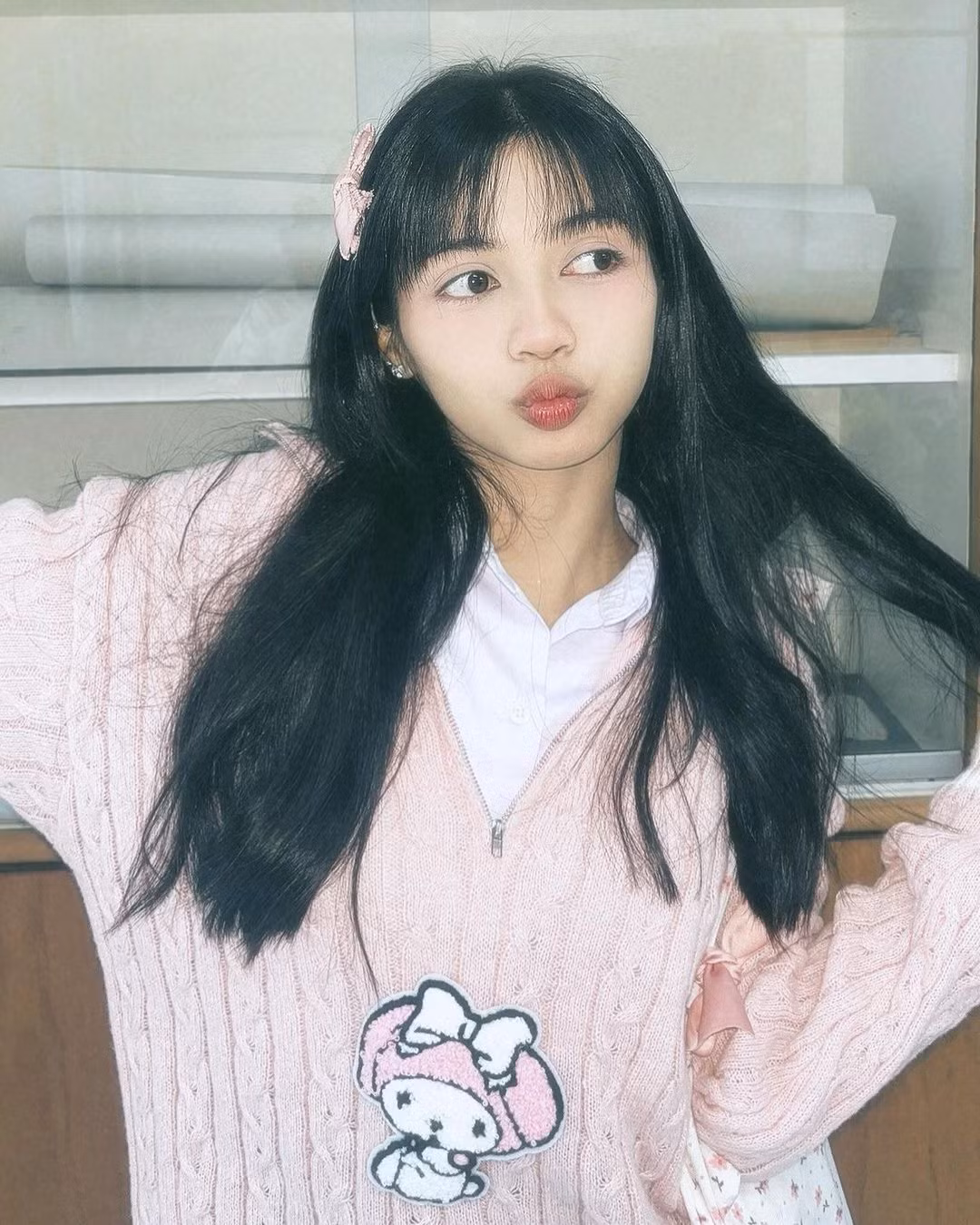 Cô gái nói trên là Kuilthida (17 tuổi, hay còn gọi là Yeehwa) là học sinh năm thứ 5 trung học tại trường Taphanhin ở tỉnh Phichit (Thái Lan). Trong thời gian nghỉ học, cô đến thăm người mẹ 36 tuổi Benyapa và phụ giúp bà bán gà rán tại một khu chợ ở Samut Prakan thì được một người quay lại và đăng lên mạng xã hội.