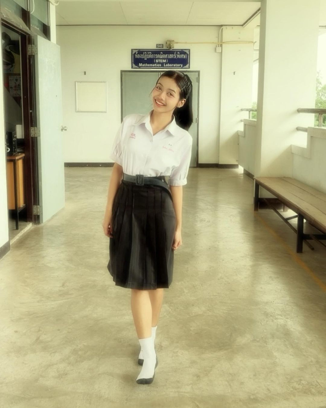 Cô nàng vẫn rất rạng ngời trong bộ đồng phục.