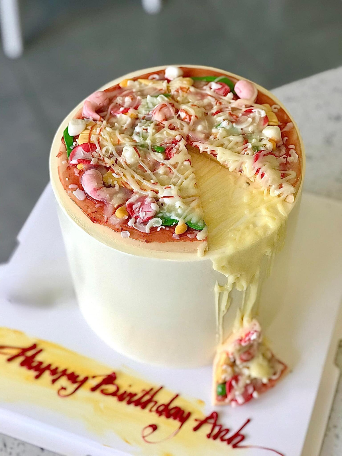 Được biết, Trung bén duyên với nghề làm bánh từ 7 năm trước, từng có thời gian sang nước ngoài học nghề. Khoảng 5 năm trở lại đây, anh mới bắt đầu tìm hiểu và học về bánh kem.