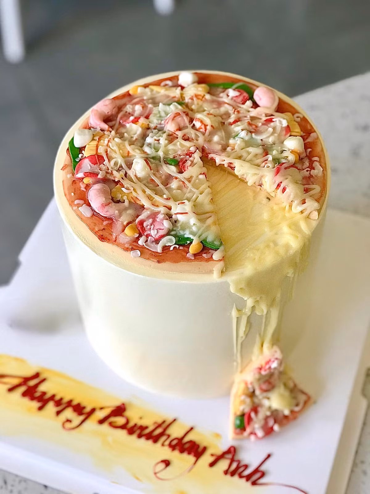 Được biết, Trung bén duyên với nghề làm bánh từ 7 năm trước, từng có thời gian sang nước ngoài học nghề. Khoảng 5 năm trở lại đây, anh mới bắt đầu tìm hiểu và học về bánh kem.