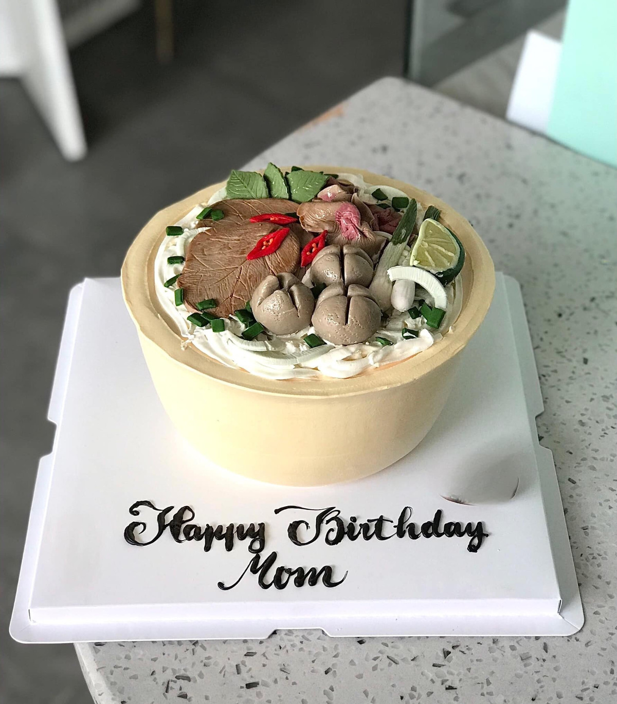 Những chi tiết nhỏ, chẳng hạn như con tôm, miếng thịt, sợi rau, quả ớt... đều được tác giả tỉ mỉ hoàn thiện.