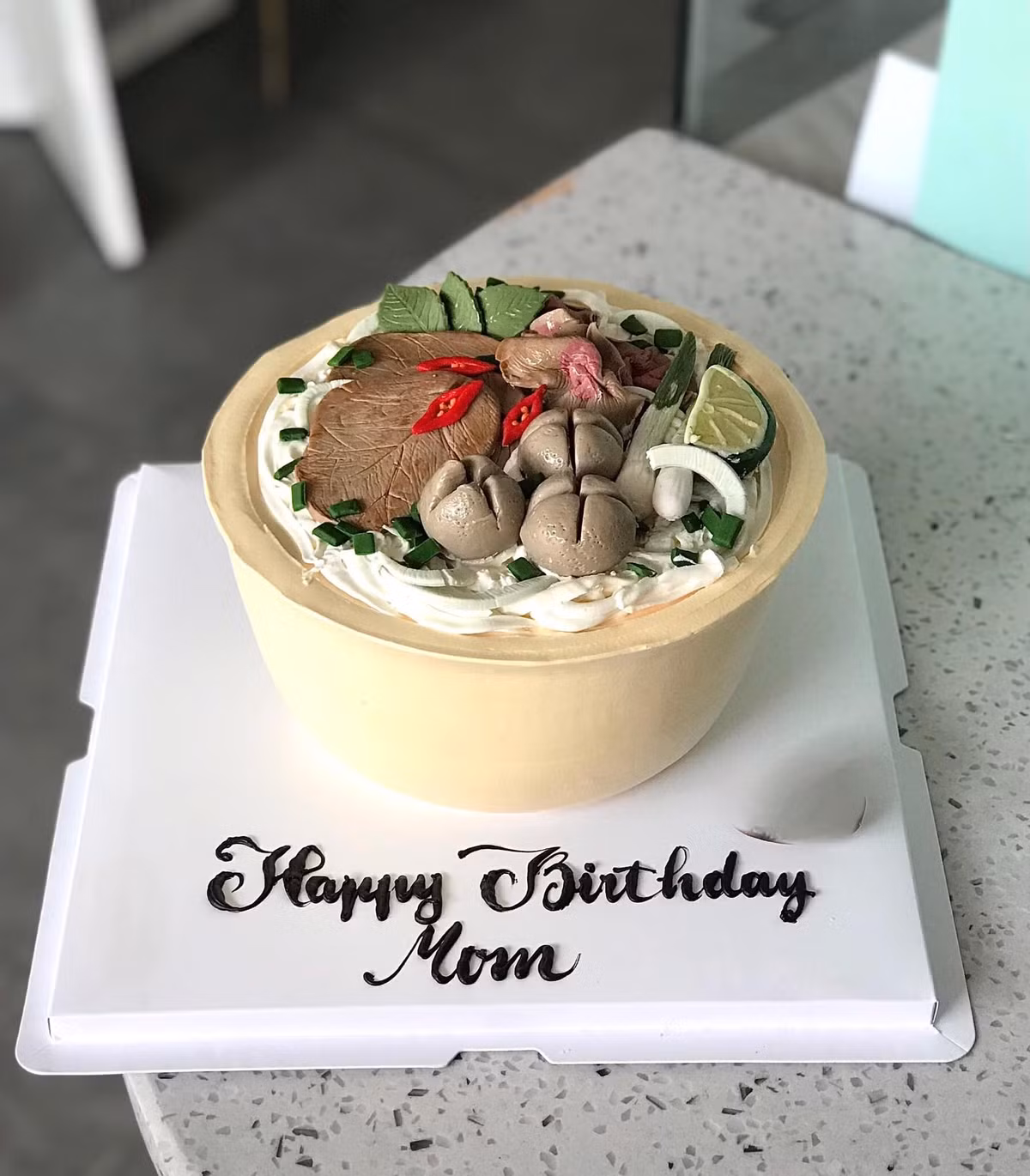 Những chi tiết nhỏ, chẳng hạn như con tôm, miếng thịt, sợi rau, quả ớt... đều được tác giả tỉ mỉ hoàn thiện.