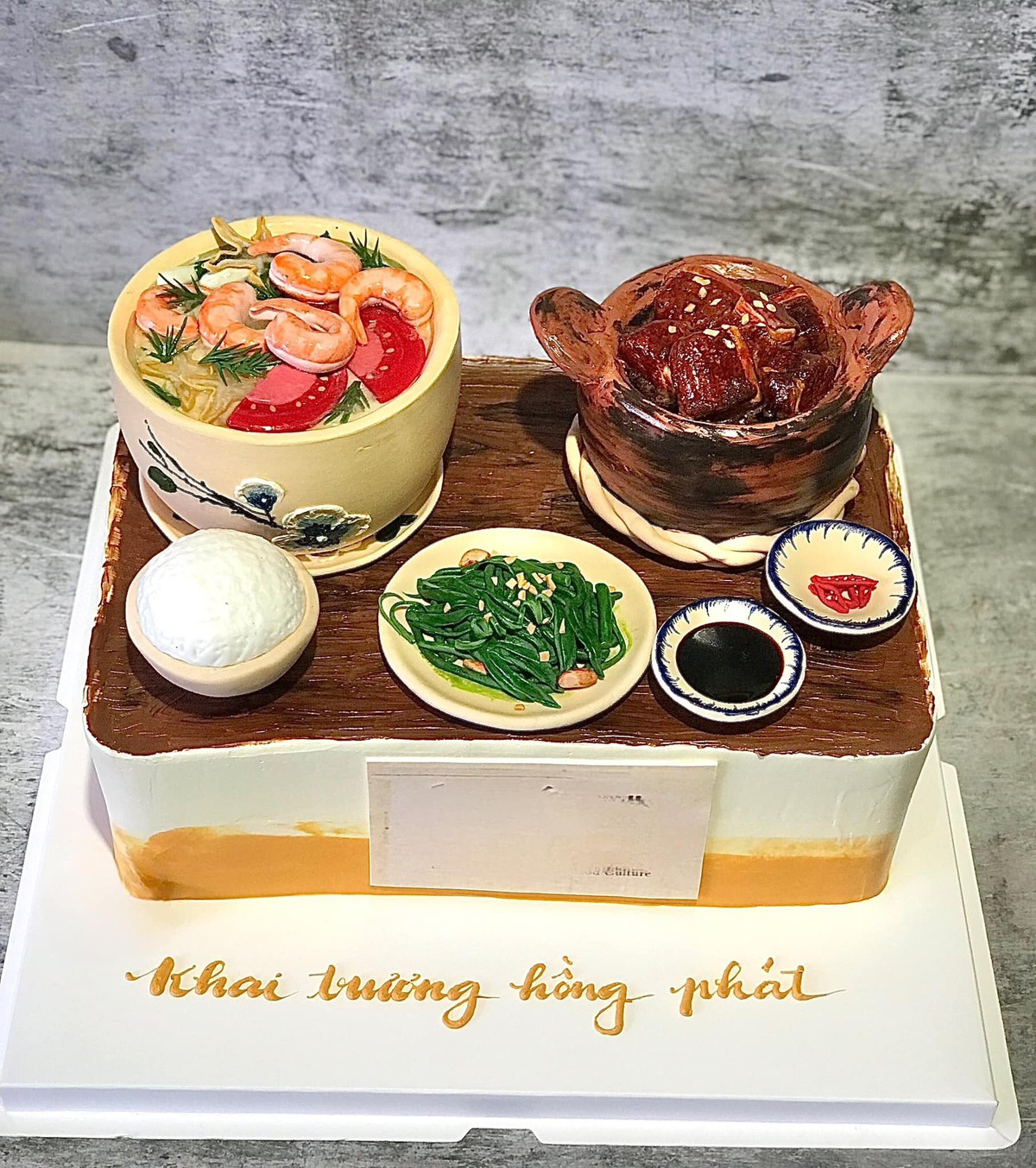 Thay vì những chiếc bánh kem như thông thường, chàng trai này đã tạo nên bánh kem với hình thù các món ăn quen thuộc như bò kho, rau, thậm chí cả bát cơm,...