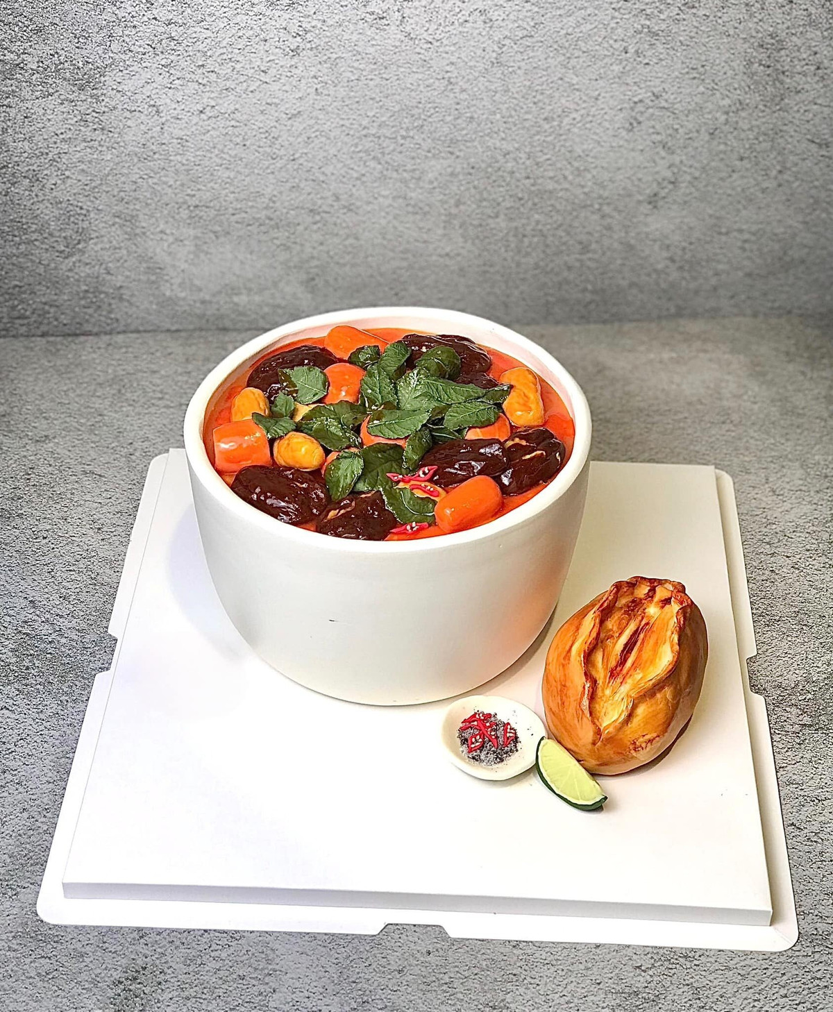 Thời gian làm bánh kem mô phỏng món ăn Việt tùy có thể chỉ mất 1-2 tiếng đồng hồ, cũng có thể mất 5-6 tiếng với những món cầu kỳ.