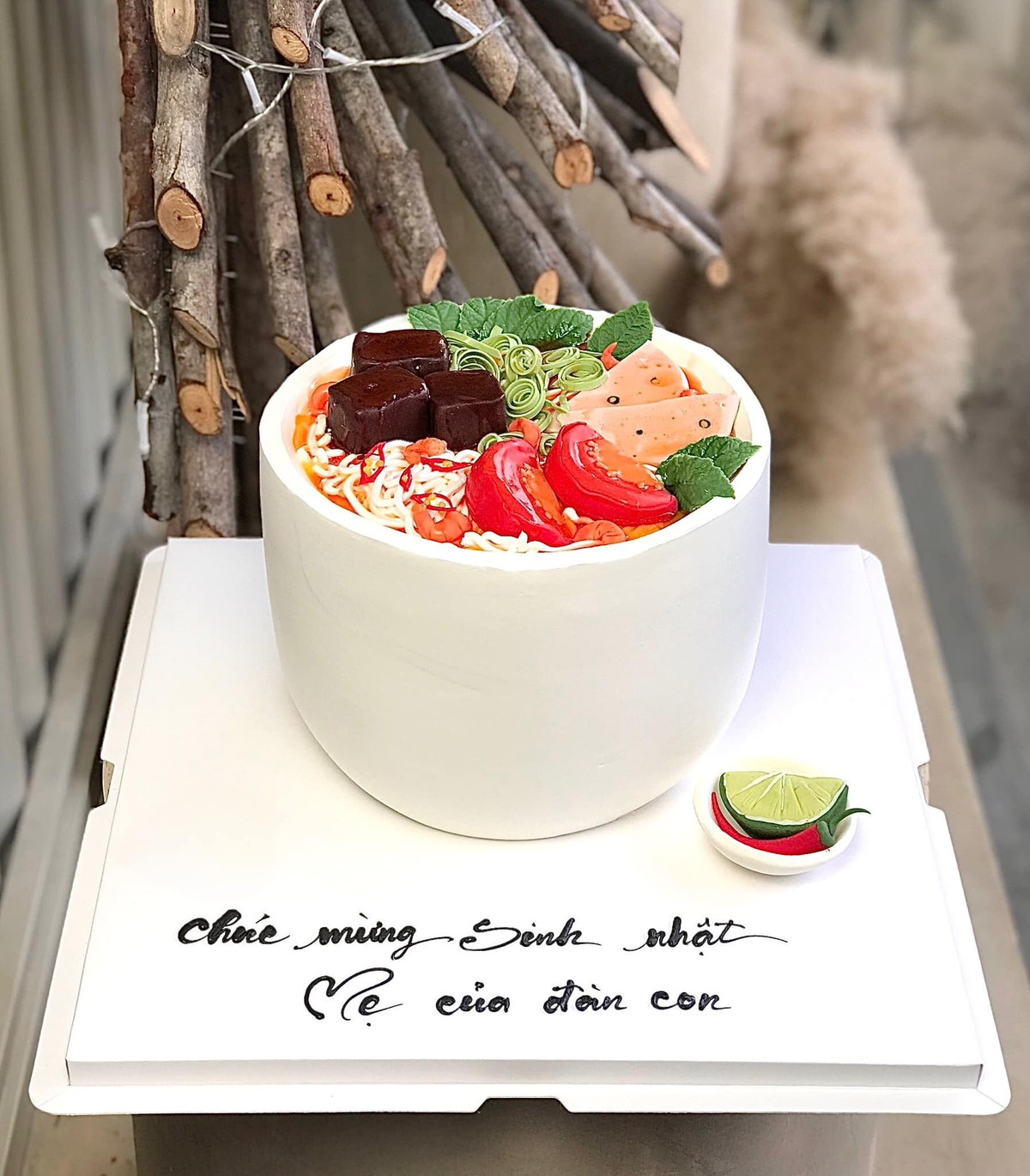 Chàng trai Sài thành cho biết, ngoài những nguyên liệu cơ bản như bột, đường, trứng, sữa, anh dùng thêm kem bơ, fondant (kẹo đường mềm). Với đa số sản phẩm bánh kem mô phỏng món ăn, anh sử dụng fondant là chính để dễ tạo hình các chi tiết.