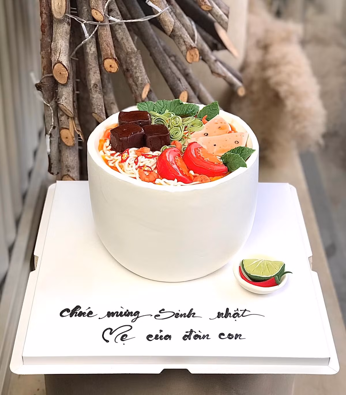 Chàng trai Sài thành cho biết, ngoài những nguyên liệu cơ bản như bột, đường, trứng, sữa, anh dùng thêm kem bơ, fondant (kẹo đường mềm). Với đa số sản phẩm bánh kem mô phỏng món ăn, anh sử dụng fondant là chính để dễ tạo hình các chi tiết.