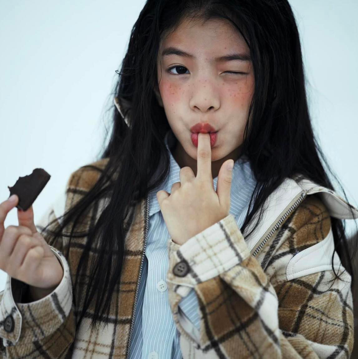 Cô bé cũng là gương mặt mẫu nhí Việt đầu tiên xuất hiện trên màn hình lớn tại Quảng trường Thời Đại (Time Square), New York, Mỹ.(Ảnh: FBNV)