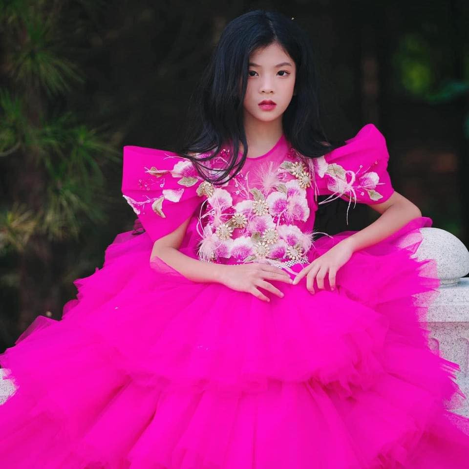 Với những thành tựu và bước tiến ấn tượng, Ella Bùi đang dần khẳng định vị trí của mình trong làng mẫu nhí quốc tế, mang đến niềm tự hào cho thời trang Việt Nam. (Ảnh: FBNV)