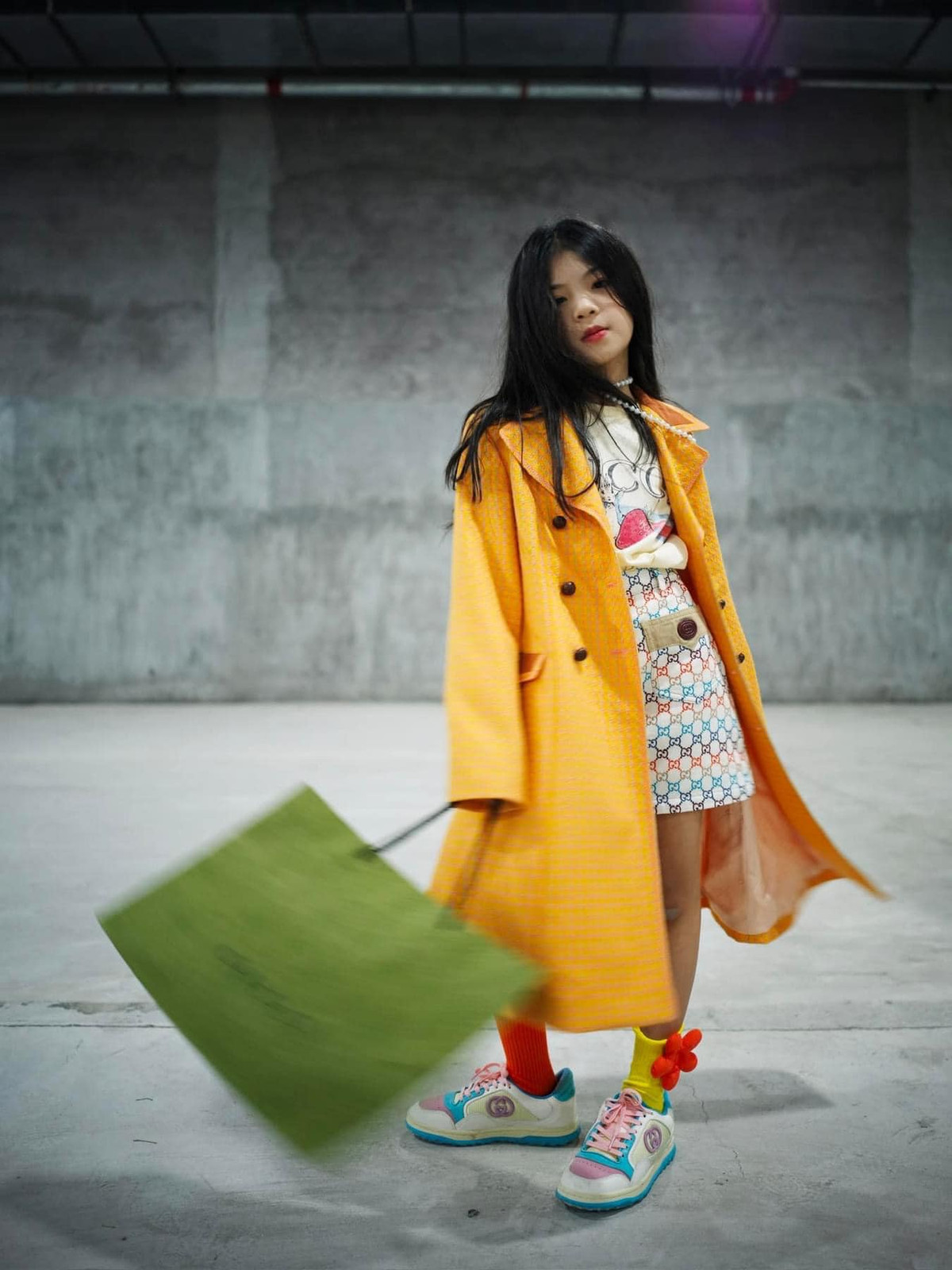 Hồi tháng 4 vừa qua, Ella Bùi đã ghi dấu ấn mạnh mẽ khi trở thành mẫu nhí Việt Nam đầu tiên xuất hiện trên tạp chí Vogue Trung Quốc. (Ảnh: FBNV)