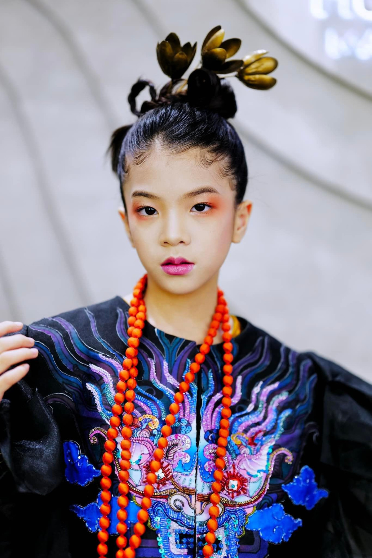 Năm 3 tuổi, Ella Bùi đã có màn trình diễn đầu tiên tại Vietnam International Fashion Week 2017. Kể từ đó, cô bé liên tục tham gia các show diễn thời trang lớn nhỏ trong nước cũng như nước ngoài. (Ảnh: FBNV)