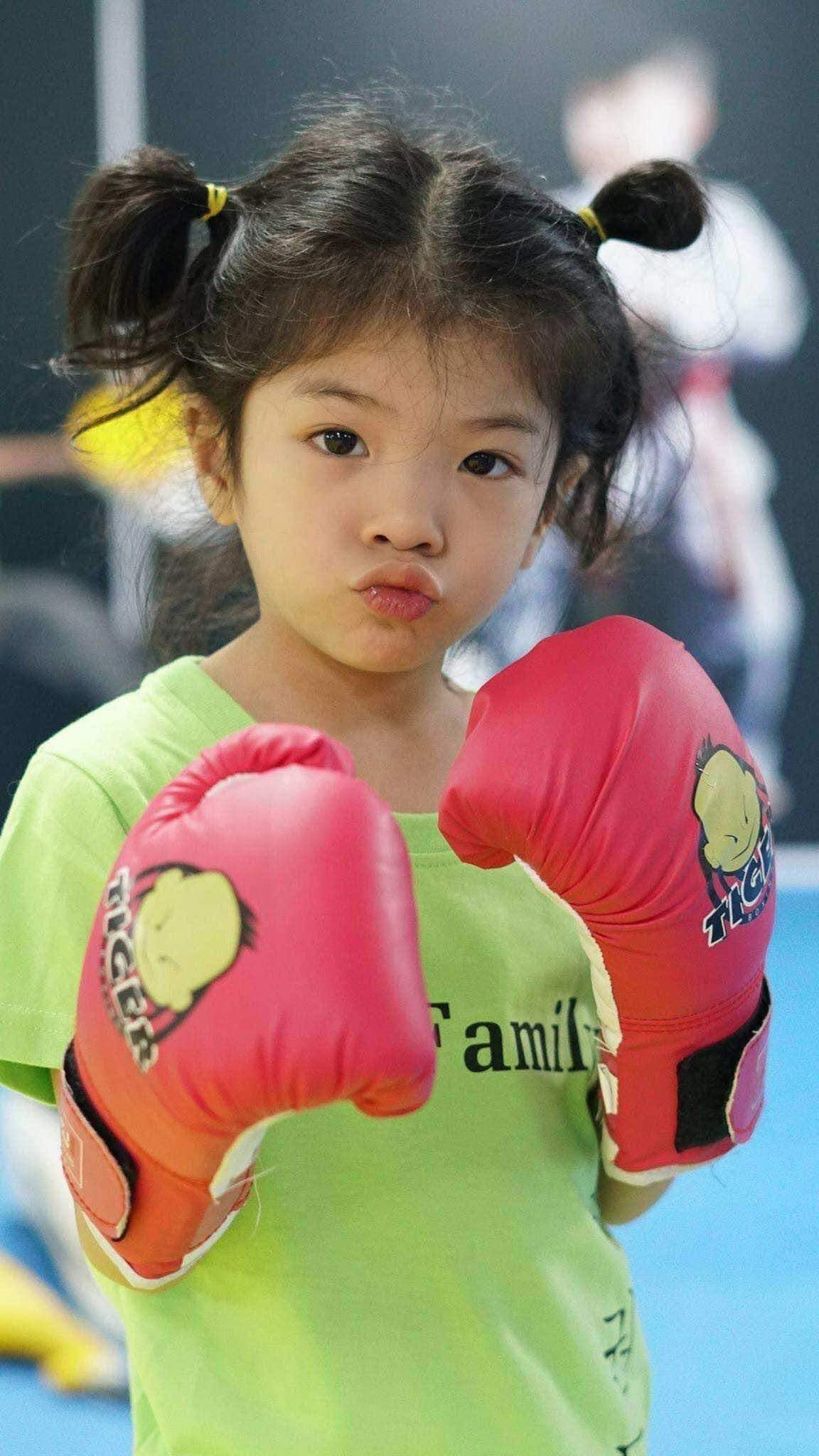 Xuất hiện trên sàn diễn vô cùng thần thái, tuy nhiên ngoài đời Ella Bùi vẫn bộc lộ những nét ngây thơ đúng lứa tuổi của mình. (Ảnh: FBNV)