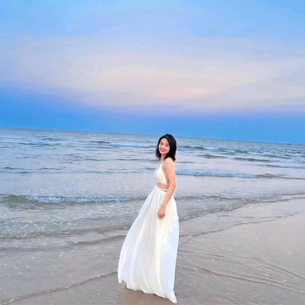 Ánh Nguyệt từng có hơn một năm được đào tạo bài bản về bộ môn bóng rổ và là thành viên thuộc đội tuyển trẻ Hà Nội. Năm 2017, cô quyết định chuyển hướng sang tập luyện môn bắn cung sau khi được các huấn luyện viên nhận thấy tiềm năng phát triển.