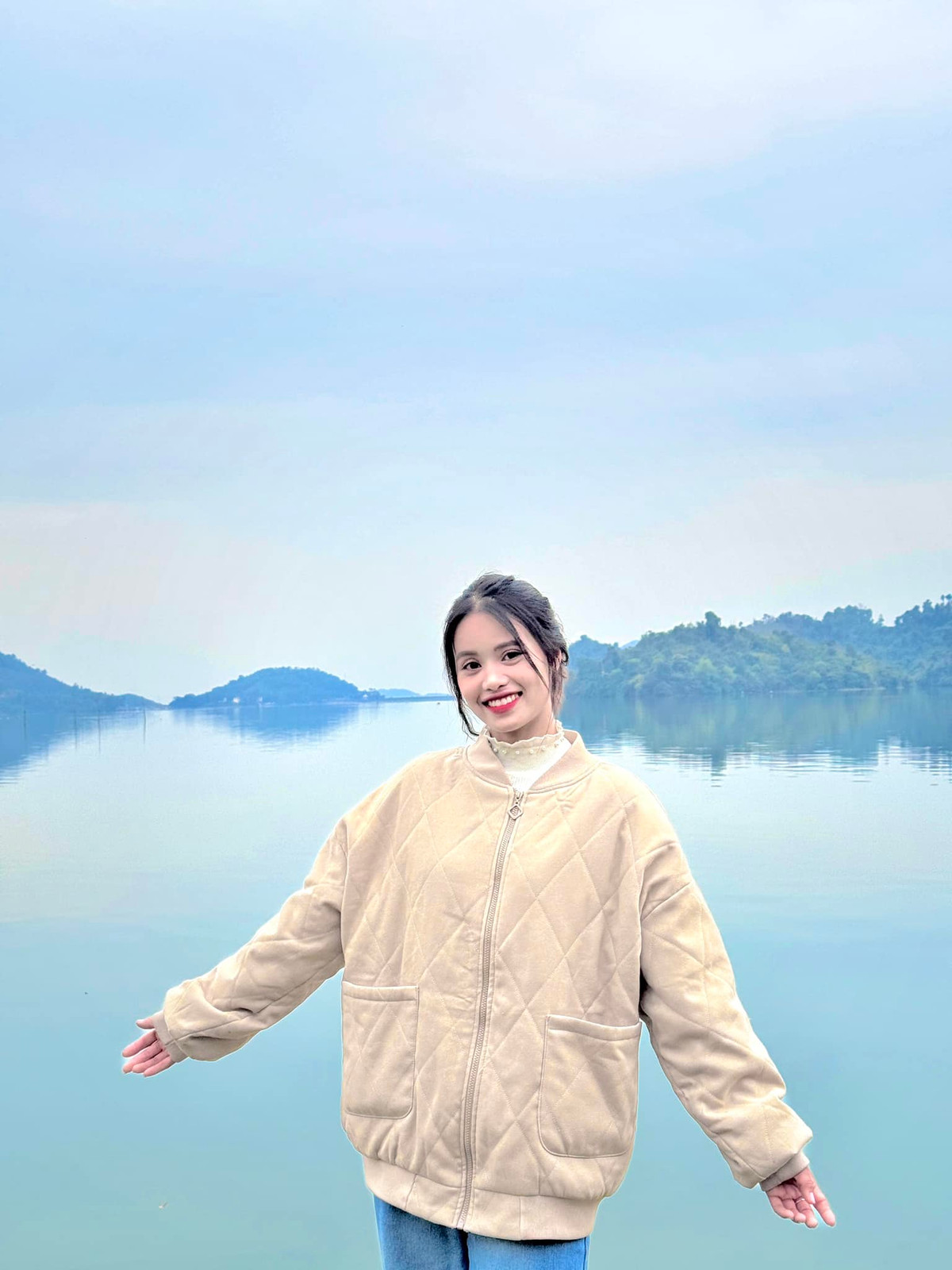 Ánh Nguyệt không ngại đăng tải những hình ảnh về cuộc sống cá nhân với khán giả. Trên trang cá nhân, nữ vận động viên thoải mái chia sẻ khoảnh khắc ngọt ngào, hạnh phúc bên cạnh mối tình hai năm của mình.