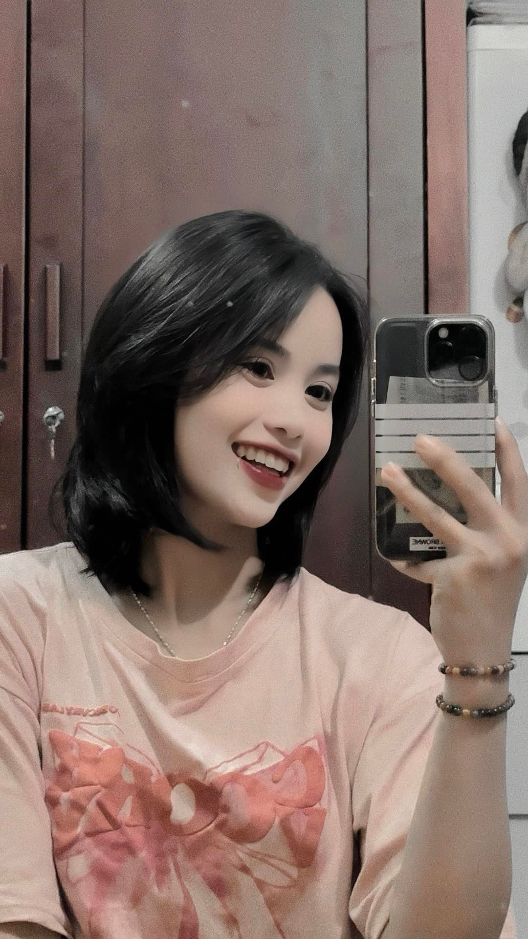 Ánh Nguyệt khá ưa chuộng những mẫu váy dáng ngắn, tôn dáng. Đôi khi để làm mới bản thân, cô cũng lựa chọn nhuộm những màu tóc khá nổi bật.