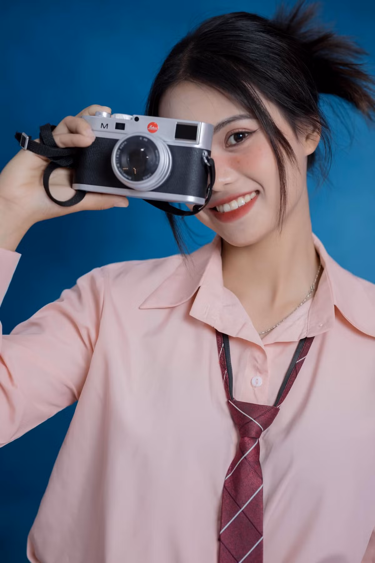 Đôi lúc Ánh Nguyệt trông khá nổi loạn, đúng với lứa tuổi của mình (Ảnh: FBNV)