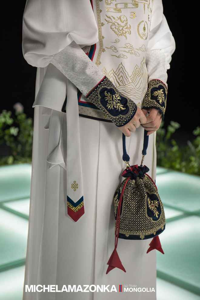 Các chi tiết may, thêu được Michel &amp; Amazonka thể hiện tương đối cầu kỳ.