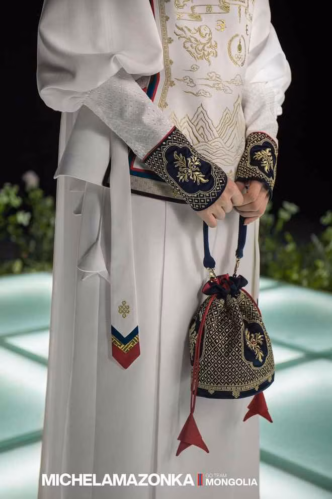 Các chi tiết may, thêu được Michel &amp; Amazonka thể hiện tương đối cầu kỳ.